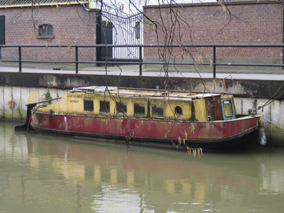 907932 Afbeelding van het vervallen rondvaartbootje 'Parl Artvinker Rondvaarten' op de Vecht te Utrecht, aangemeerd aan ...